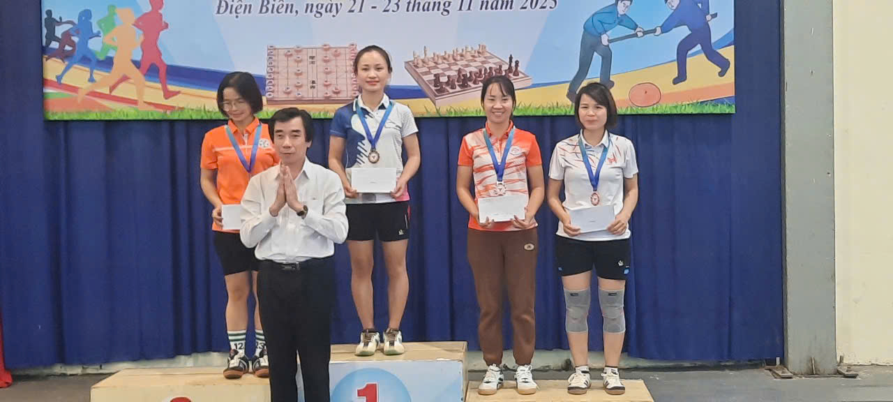 Đc Mai Hoàng Hà - Phó giám đốc Sở Y tế trao giải Đẩy gậy